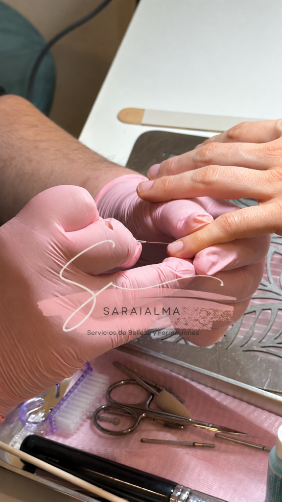 Preparación de la uña para evitar que se levante el esmalte semipermanente